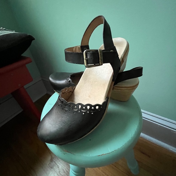 Dansko Eyelet Scallop Mary Jane Clog Size 38 - Picture 8 of 11